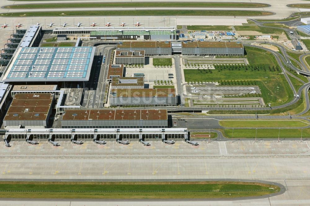 Luftaufnahme Schönefeld - Abfertigungs- Gebäude und Terminals auf dem Gelände des Flughafen in Schönefeld im Bundesland Brandenburg