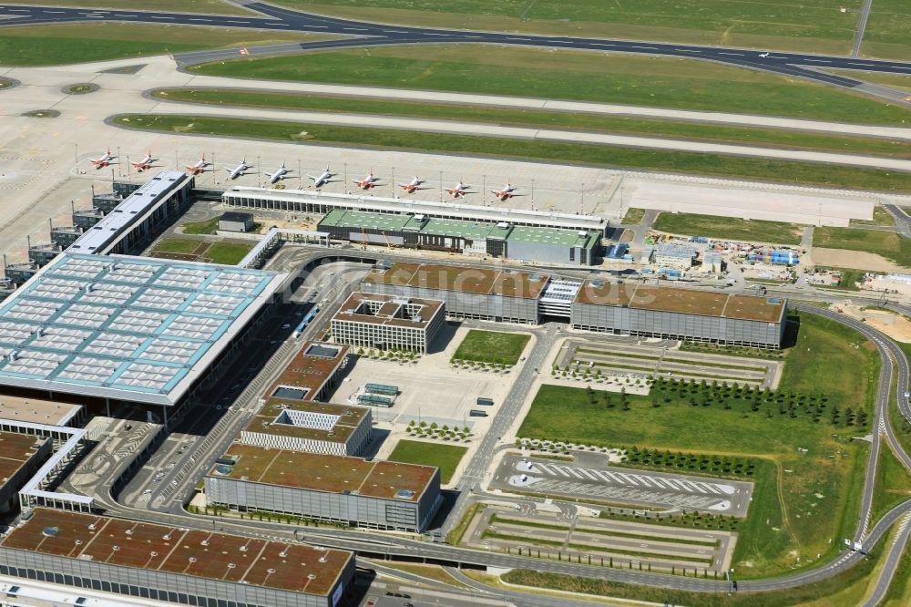 Schönefeld von oben - Abfertigungs- Gebäude und Terminals auf dem Gelände des Flughafen in Schönefeld im Bundesland Brandenburg