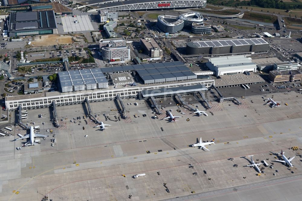 Luftbild Stuttgart - Abfertigungs- Gebäude und Terminals auf dem Gelände des Flughafen in Stuttgart im Bundesland Baden-Württemberg
