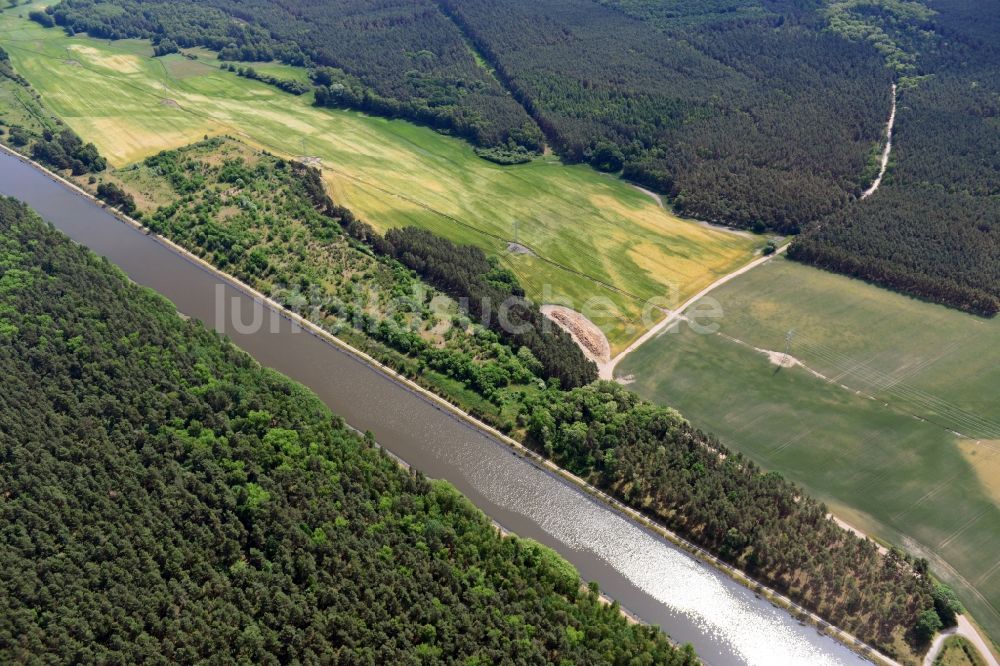 Luftaufnahme Niegripp - Ablagerungsfläche nahe der Feldwegbrücke Niegripp-Detershagen über dem Elbe-Havel-Kanal im Bundesland Sachsen-Anhalt