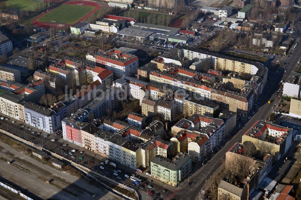 Luftbild Berlin Friedrichshain - Altbau- Mehrfamilienwohnhausreihe an der Markgrafendamm Ecke Stralauer Alle im Stadtteil Friedrichshain in Berlin