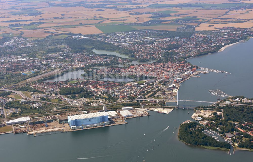 Luftaufnahme Hansestadt Stralsund - Altstadtbereich und Innenstadtzentrum in Stralsund im Bundesland Mecklenburg-Vorpommern, Deutschland