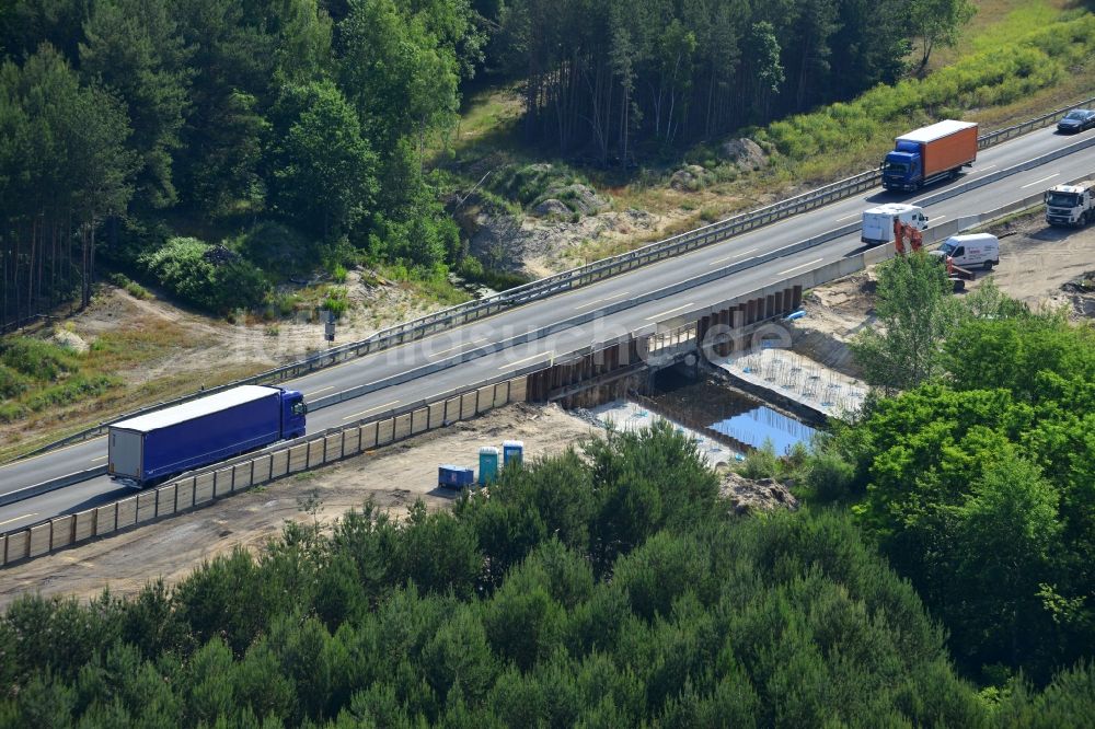 Rauen von oben - Ausbau und Verbreiterung der Streckenführung der Autobahn / Bundesautobahn BAB A12 / E30 bei Rauen im Bundesland Brandenburg