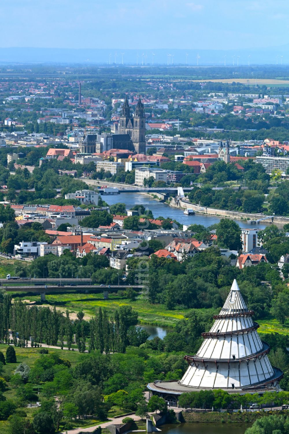 Luftaufnahme Magdeburg - Aussichtsturm Jahrtausendturm Magdeburg im Ortsteil Herrenkrug in Magdeburg im Bundesland Sachsen-Anhalt, Deutschland