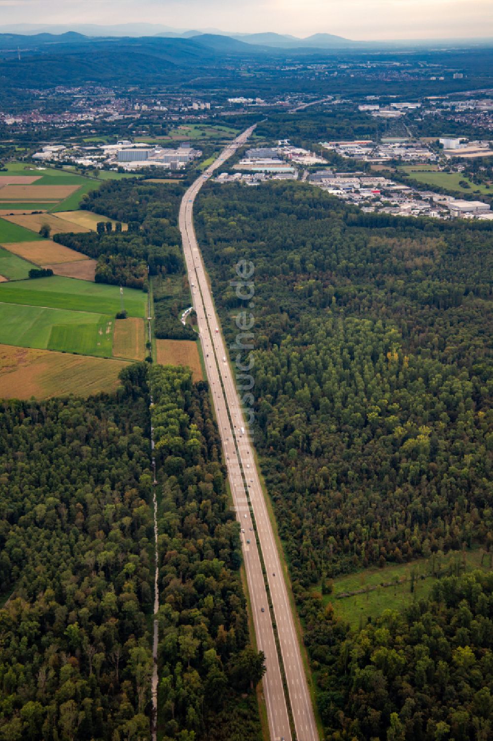 Karlsruhe von oben - Autobahn- Trasse der BAB A5 im Waldgebiet in Karlsruhe im Bundesland Baden-Württemberg, Deutschland