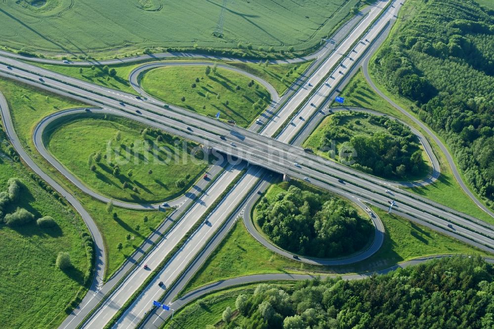 Kessin aus der Vogelperspektive: Autobahndreieck- Abfahrt der BAB A19 und der BAB A20 in Kessin im Bundesland Mecklenburg-Vorpommern, Deutschland