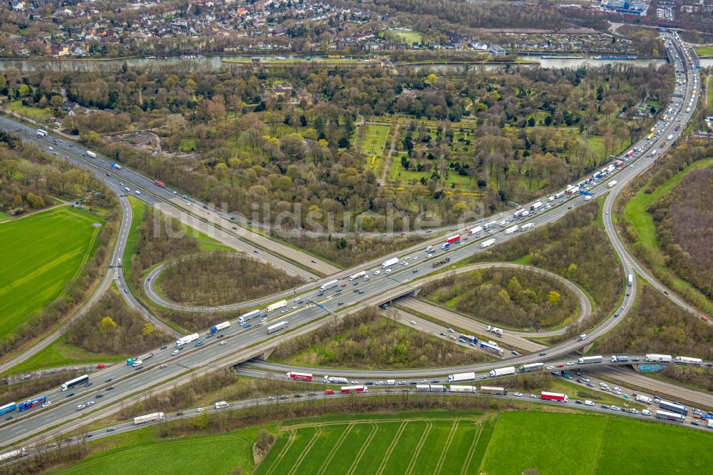 Duisburg von oben - Autobahnkreuz der BAB A3 - A42 Oberhausen-West in Duisburg im Bundesland Nordrhein-Westfalen, Deutschland