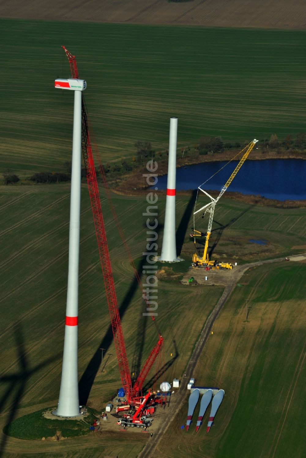 Prenzlau von oben - Bau eines Windrades bei Prenzlau im Bundesland Brandenburg