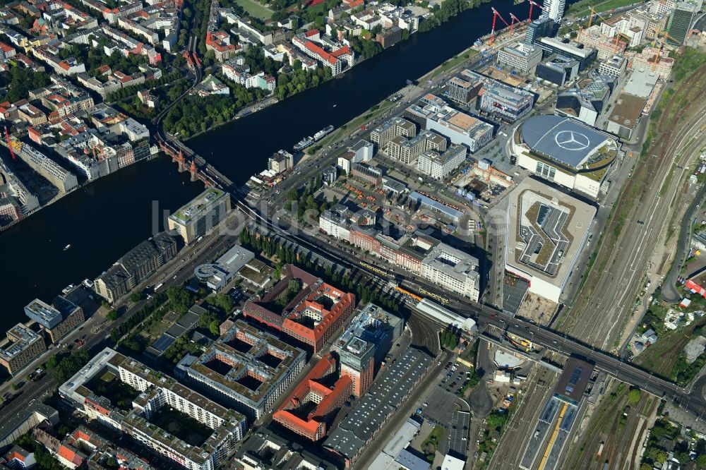 Luftbild Berlin - Baustelle am Büro- und Geschäftshaus- Ensemble Oberbaum City im Ortsteil Friedrichshain in Berlin