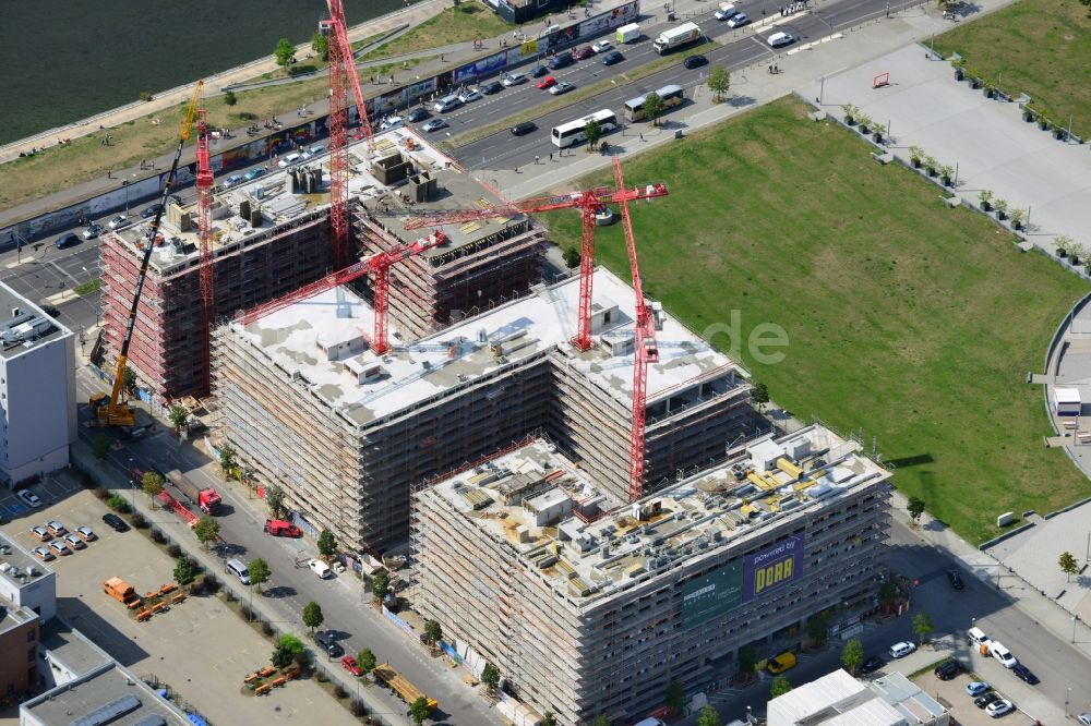 Berlin aus der Vogelperspektive: Baustelle zum Neubau eines Hotel- und Bürocampus auf dem Anschutz Areal im Ortsteil Friedrichshain in Berlin