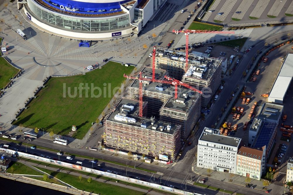 Luftbild Berlin - Baustelle zum Neubau eines Hotel- und Bürocampus auf dem Anschutz Areal im Ortsteil Friedrichshain in Berlin