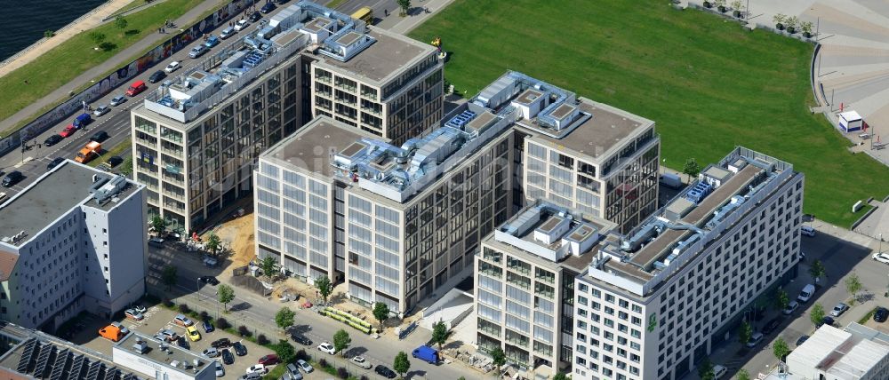 Berlin von oben - Baustelle zum Neubau eines Hotel- und Bürocampus auf dem Anschutz Areal im Ortsteil Friedrichshain in Berlin