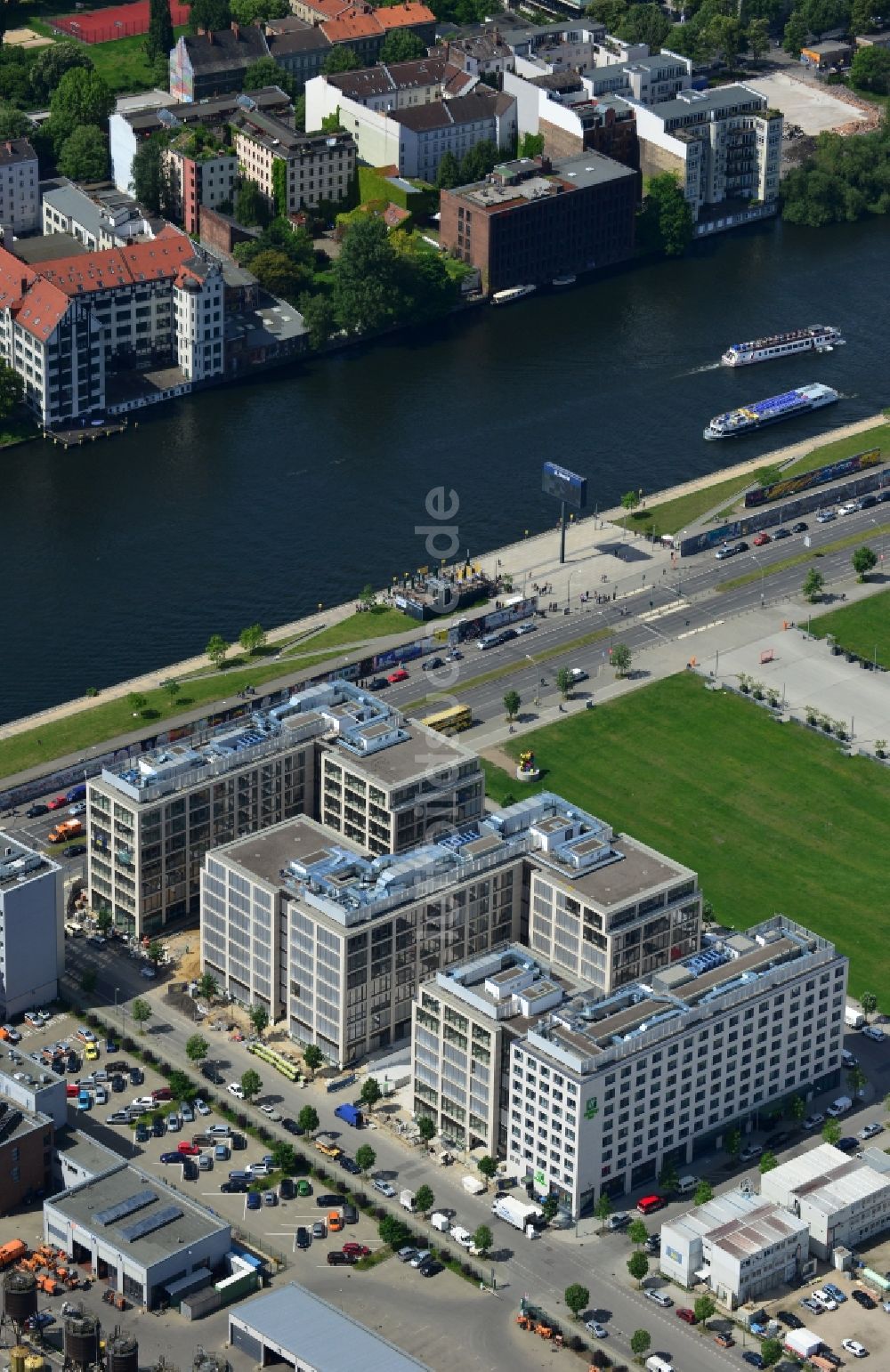 Luftbild Berlin - Baustelle zum Neubau eines Hotel- und Bürocampus auf dem Anschutz Areal im Ortsteil Friedrichshain in Berlin