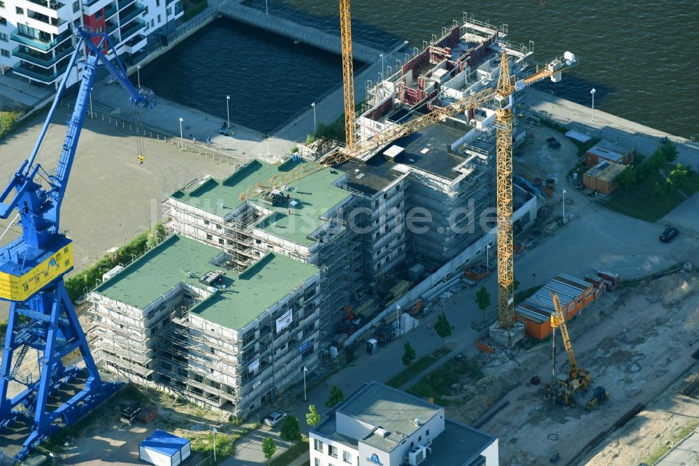 Luftbild Rostock - Baustelle zum Neubau einer Mehrfamilienhaus-Wohnanlage Hellingstraße in Rostock im Bundesland Mecklenburg-Vorpommern, Deutschland