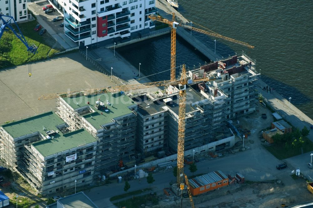 Luftaufnahme Rostock - Baustelle zum Neubau einer Mehrfamilienhaus-Wohnanlage Hellingstraße in Rostock im Bundesland Mecklenburg-Vorpommern, Deutschland