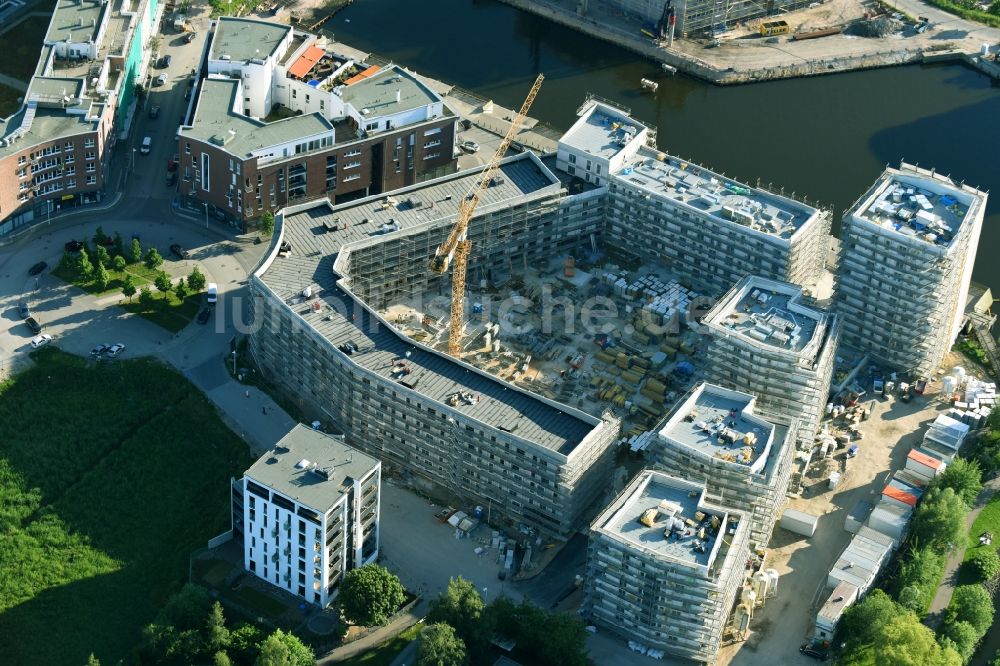 Rostock von oben - Baustelle zum Neubau einer Mehrfamilienhaus-Wohnanlage Inselquartier in Rostock im Bundesland Mecklenburg-Vorpommern, Deutschland