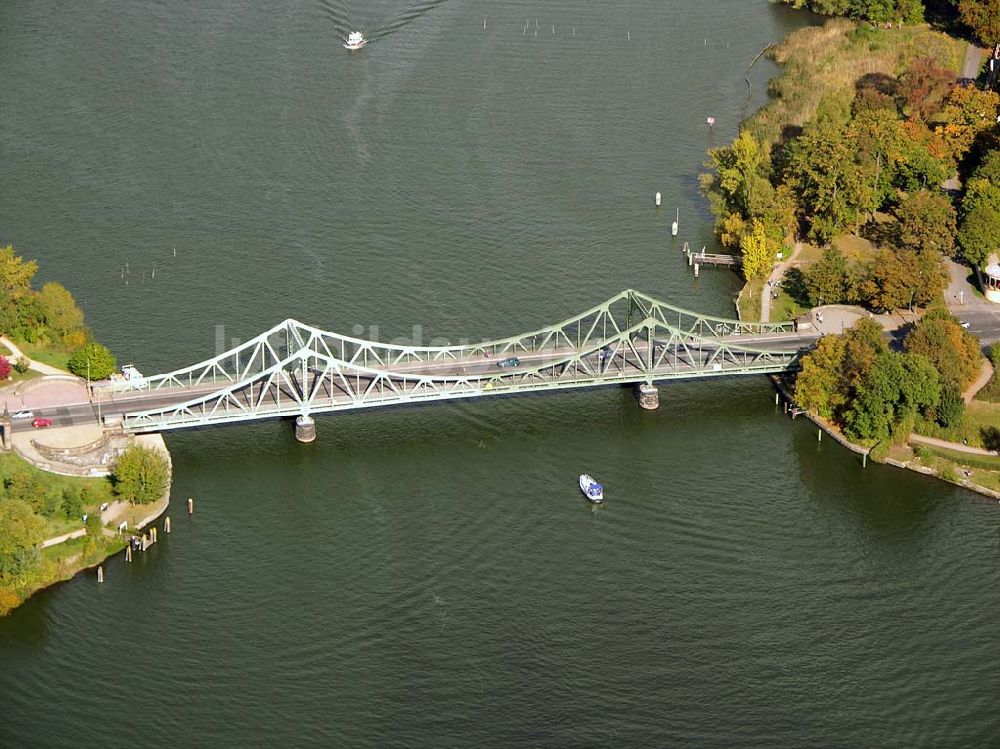 Potsdam aus der Vogelperspektive: Blick auf die Glienicker Brücke in der Berliner Vorstadt