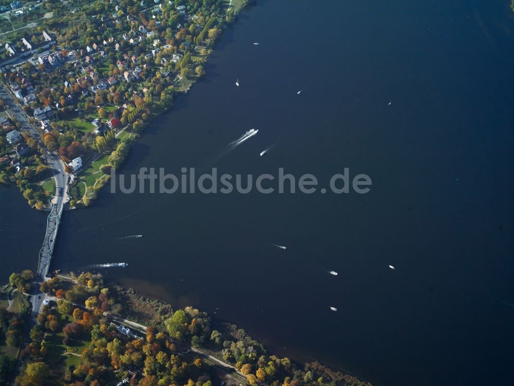 Luftaufnahme Potsdam - Blick auf die Havel mit der Glienicker Brücke in Potsdam im Bundesland Brandenburg