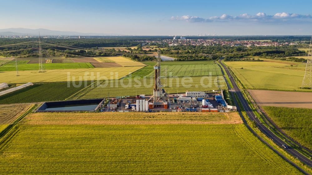 Trebur aus der Vogelperspektive: Bohrung für ein Geothermiekraftwerk in Trebur im Bundesland Hessen, Deutschland