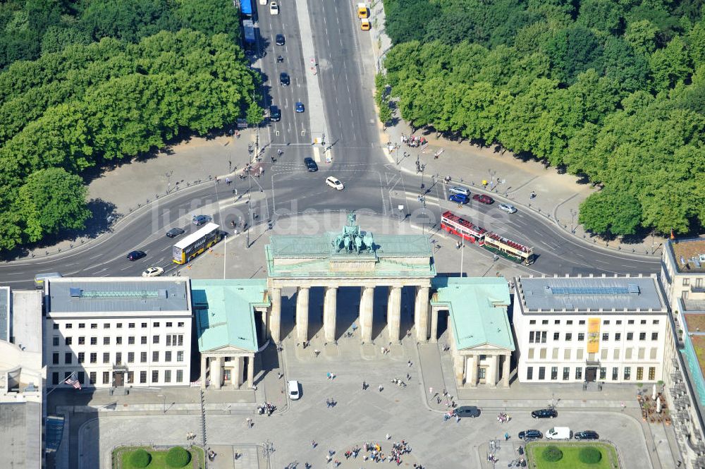 Berlin Mitte aus der Vogelperspektive: Brandenburger Tor am Pariser Platz in Berlin-Mitte