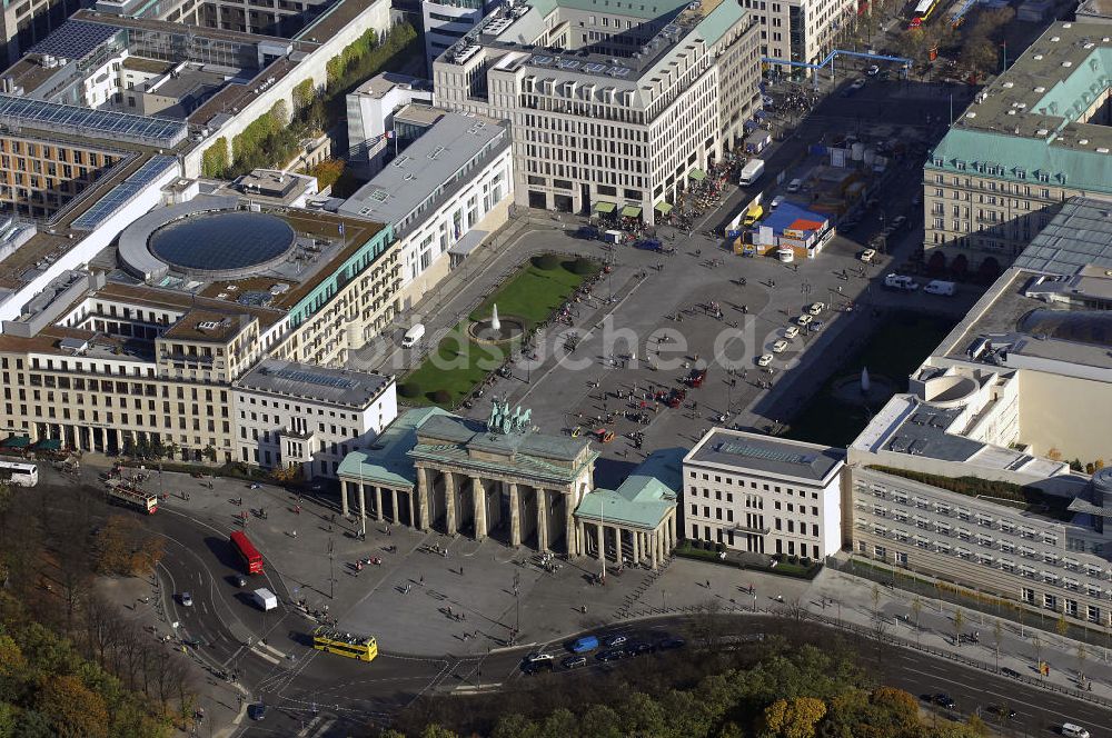 Berlin von oben - Brandenburger Tor am Pariser Platz in Berlin Mitte