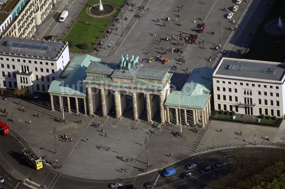 Berlin aus der Vogelperspektive: Brandenburger Tor am Pariser Platz in Berlin Mitte