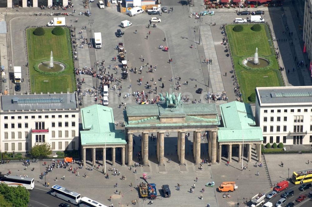 Luftaufnahme Berlin - Brandenburger Tor am Pariser Platz in Berlin Mitte