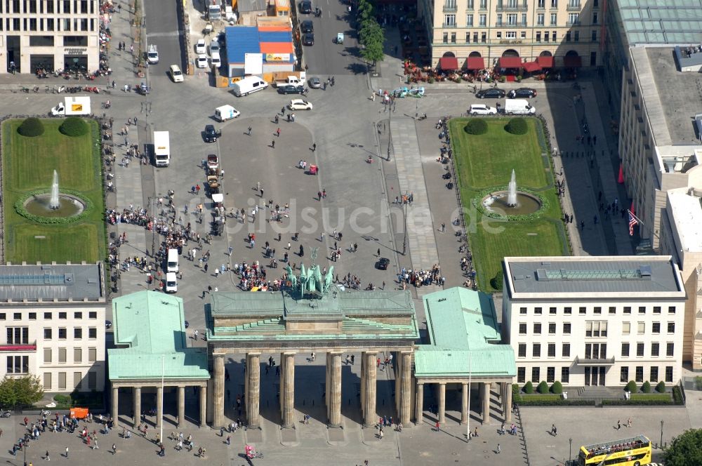 Berlin von oben - Brandenburger Tor am Pariser Platz in Berlin Mitte