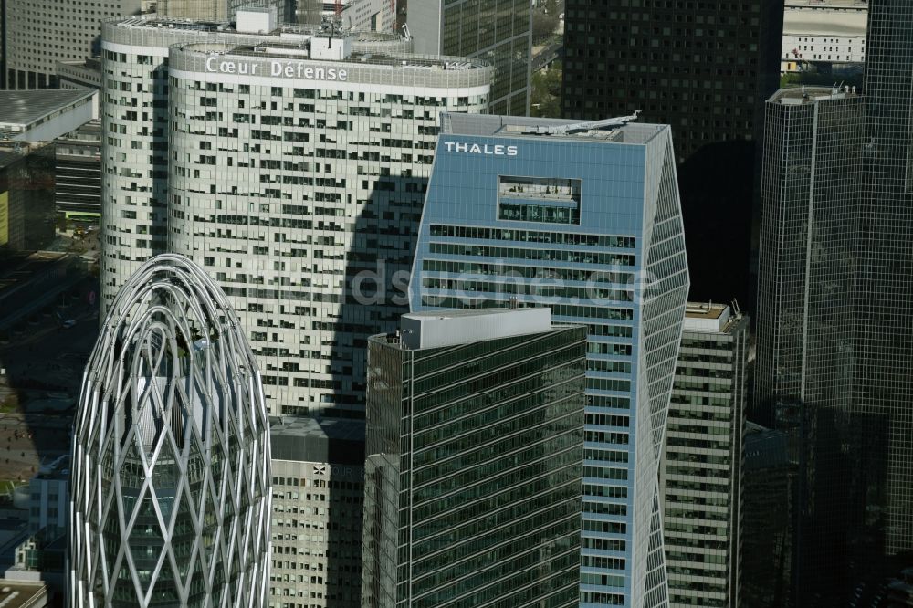 Luftaufnahme Paris - Büro- und Geschäftshaus- Ensemble im Hochhausviertel La Défense in Paris in Ile-de-France, Frankreich