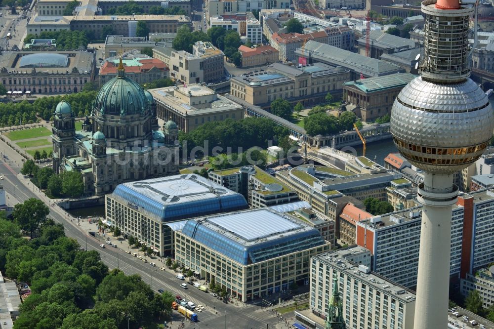 Luftbild Berlin Mitte - Büro-, Wohn- und Geschäftshausensemble Cityquartier Domaquaree Berlin im Stadtzentrum am Ufer der Spree im Stadtbezirk Mitte von Berlin