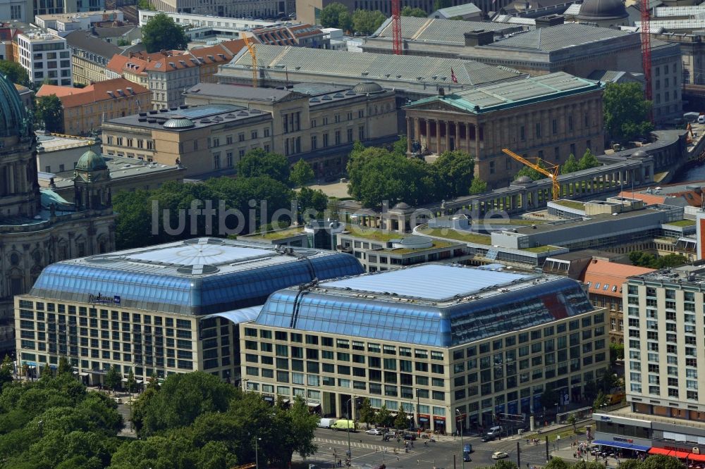 Berlin Mitte von oben - Büro-, Wohn- und Geschäftshausensemble Cityquartier Domaquaree Berlin im Stadtzentrum am Ufer der Spree im Stadtbezirk Mitte von Berlin