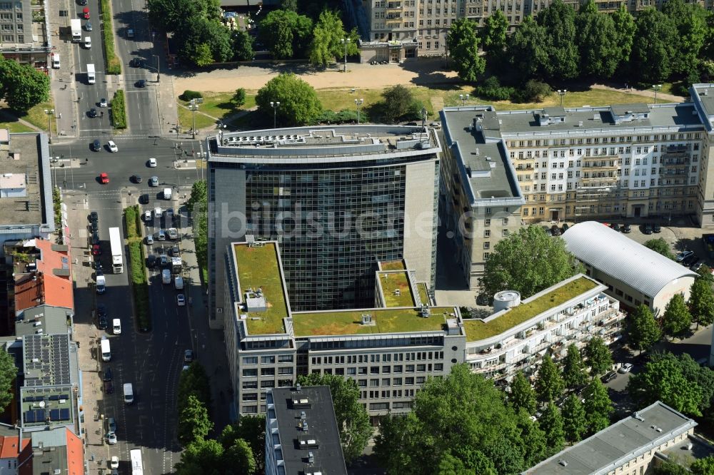 Luftaufnahme Berlin - Bürogebäude des Geschäftshauses der Allianz Real Estate Germany GmbH in der Karl-Marx-Allee in Berlin, Deutschland