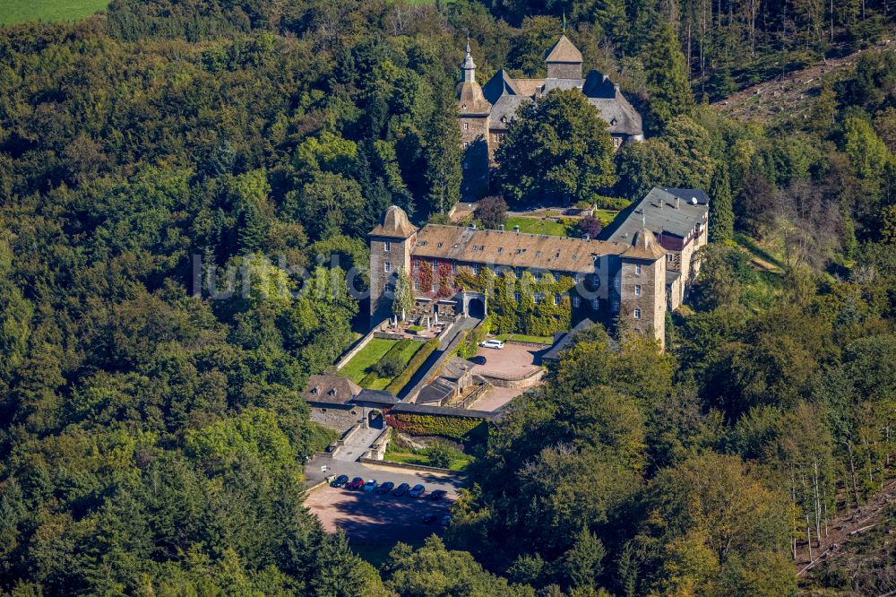 Schnellenberg aus der Vogelperspektive: Burganlage der Veste Burghotel Schnellenberg in Schnellenberg im Bundesland Nordrhein-Westfalen, Deutschland
