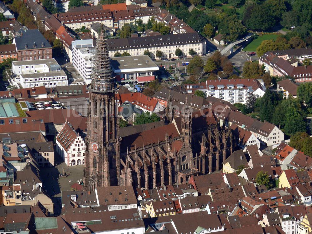 Luftaufnahme Freiburg - Das Freiburger Münster in Freiburg im Breisgau, Baden-Württemberg