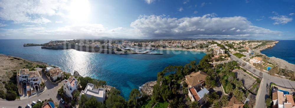 Luftaufnahme Porto Cristo - Die Hafenbucht des Ortes Porto Cristo auf der Baleareninsel Mallorca