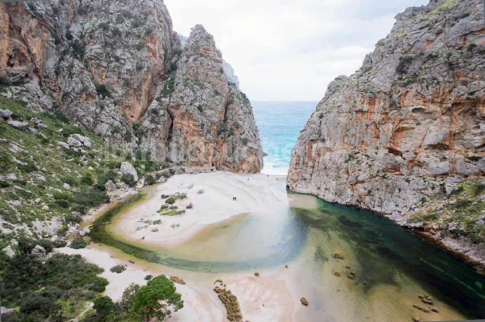 ESCORCA OT SA CALOBRA aus der Vogelperspektive: Die Schlucht bei Torrent de Parlos an der felsigen Mittelmeerküste der der spanischen Baleareninsel Mallorca