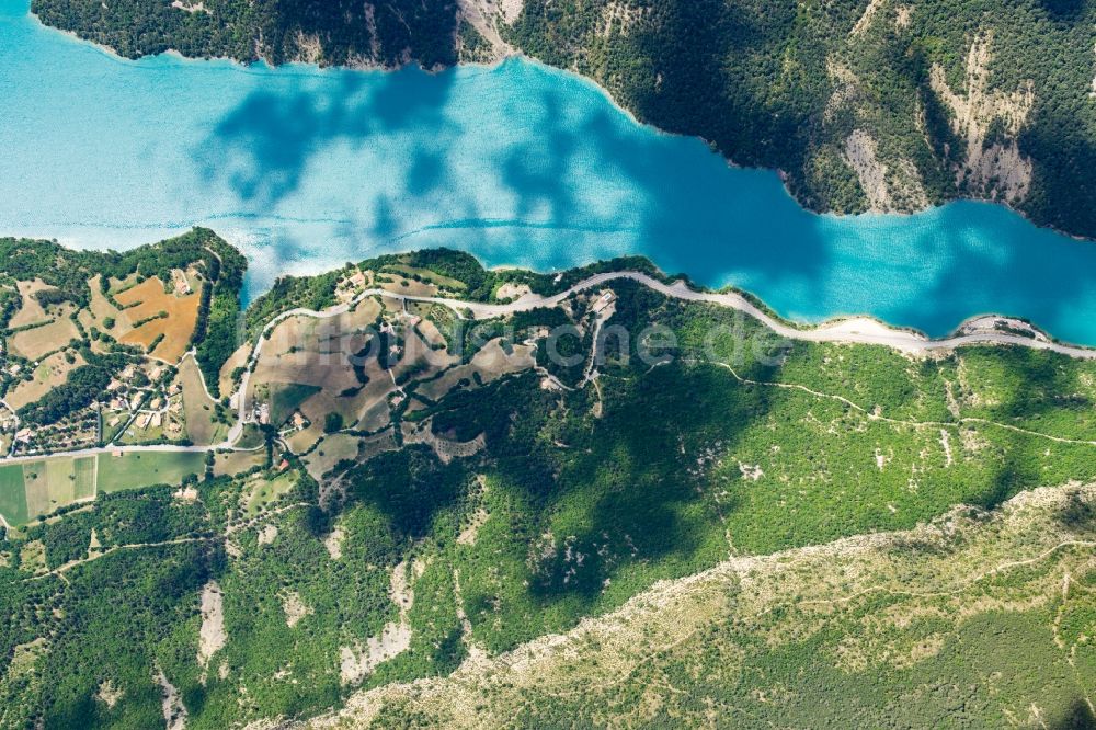 Luftaufnahme Saint-Julien-du-Verdon - Dorf an den See- Uferbereichen des Lac de castillon in Saint-Julien-du-Verdon in Provence-Alpes-Cote d'Azur, Frankreich