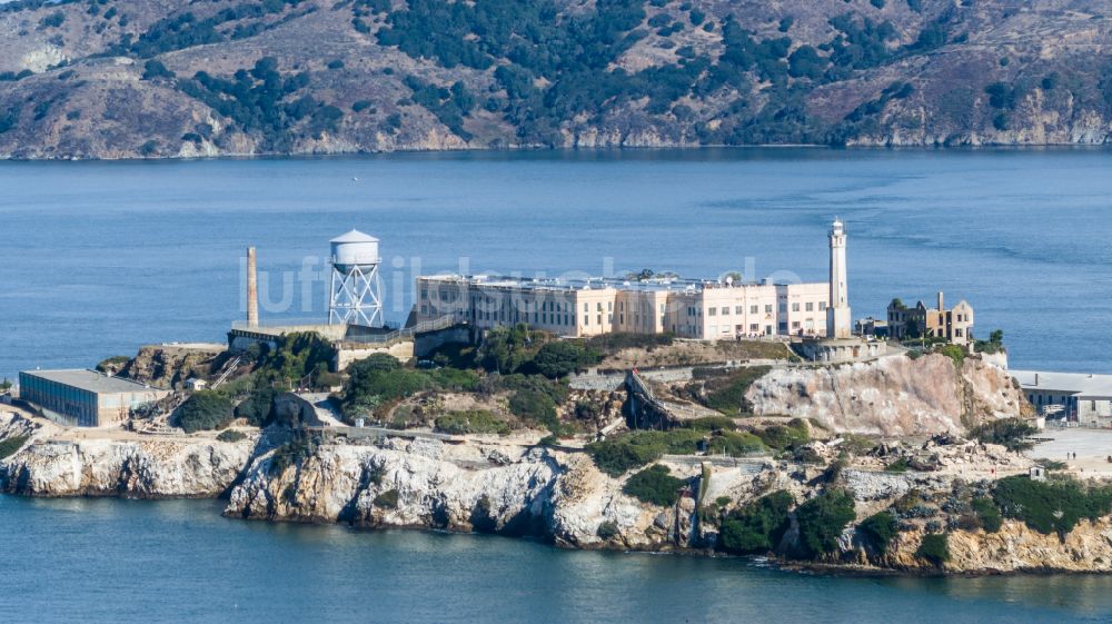 Luftaufnahme San Francisco - Ehemalige Justizvollzugsanstalt JVA Alcatraz Island in San Francisco in Kalifornien, USA