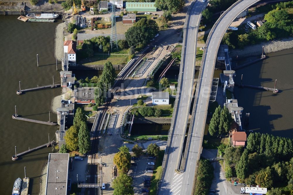 Luftbild Hamburg - Ellerholz-Schleusenbrücke in Hamburg-Mitte / Steinwerder