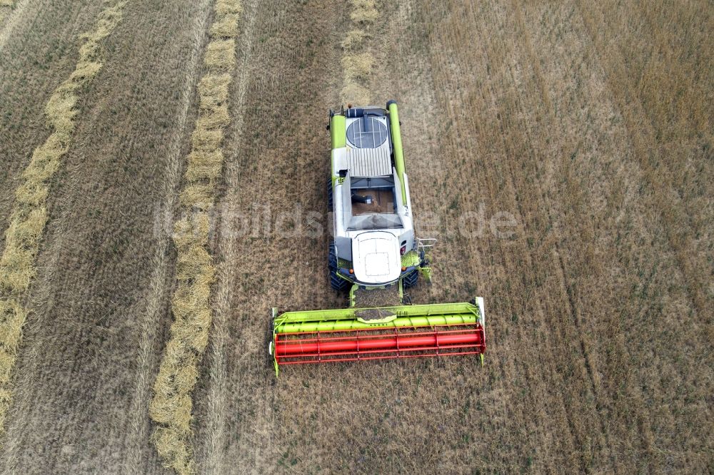 Luftbild Jahnsfelde - Ernteeinsatz auf landwirtschaftlichen Feldern in Jahnsfelde im Bundesland Brandenburg, Deutschland