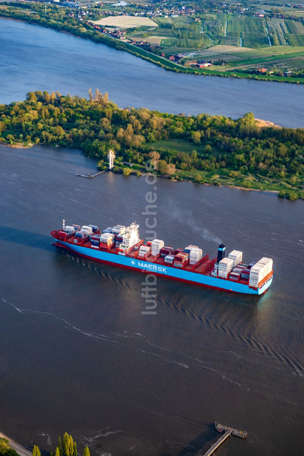 Luftbild Hamburg - Fahrendes Maersk- Containerschiff in Fahrt auf der Elbe in Hamburg, Deutschland