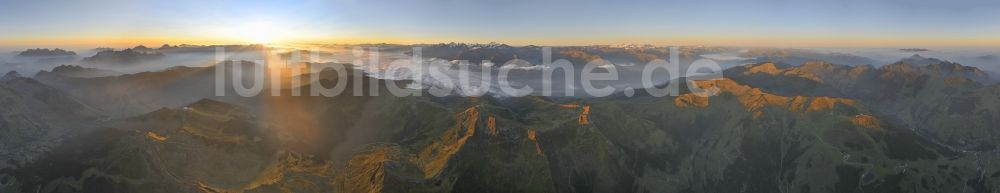 Hinterglemm aus der Vogelperspektive: Felsen- und Berglandschaft der Alpen beim Sonnanaufgang in Hinterglemm in Österreich