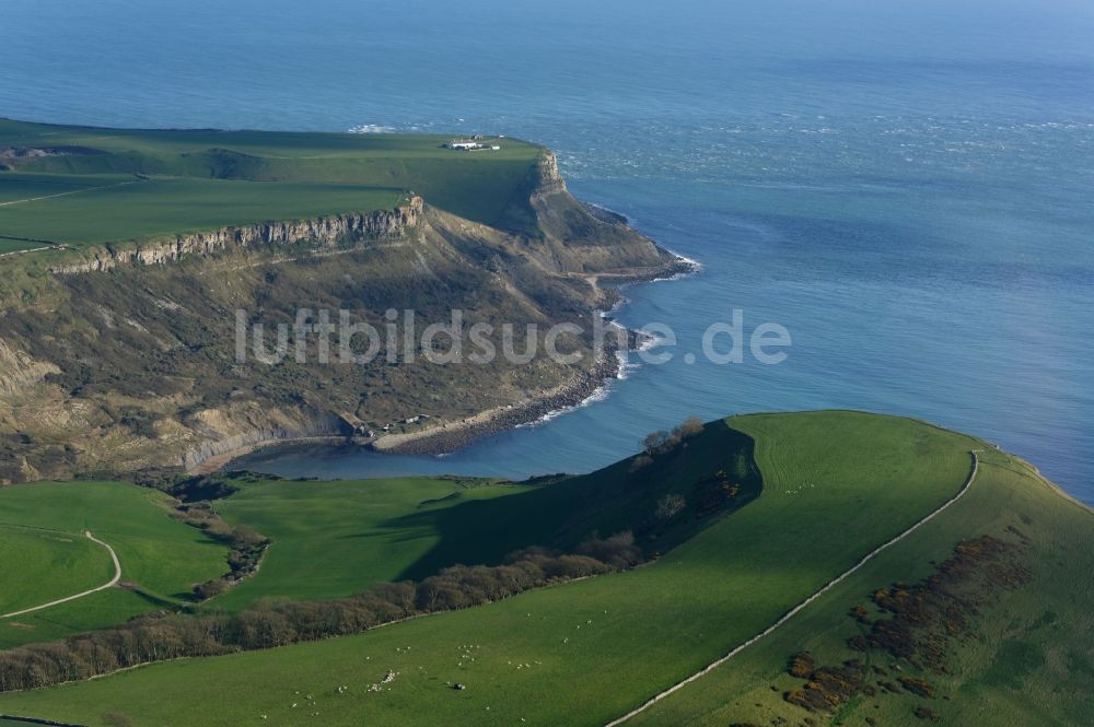Worth Matravers aus der Vogelperspektive: Felsen- Küsten- Landschaft an der Steilküste des Ärmelkanal in Worth Matravers in England, Vereinigtes Königreich