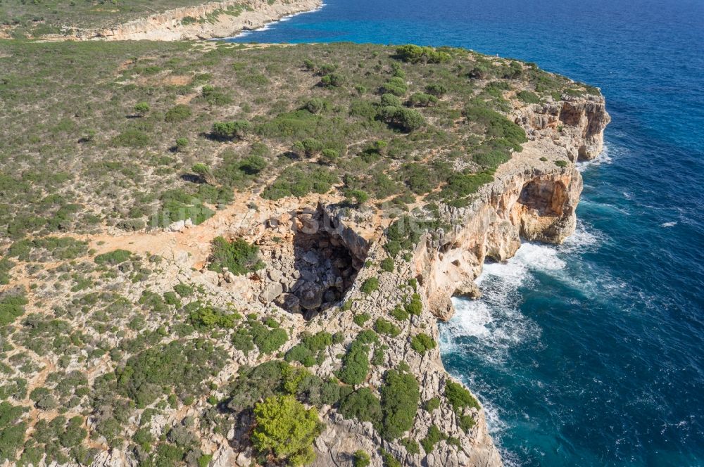 Manacor aus der Vogelperspektive: Felsenlandschaft mit Steilküste von Manacor an der Mittelmeerküste der der spanischen Baleareninsel Mallorca in Spanien