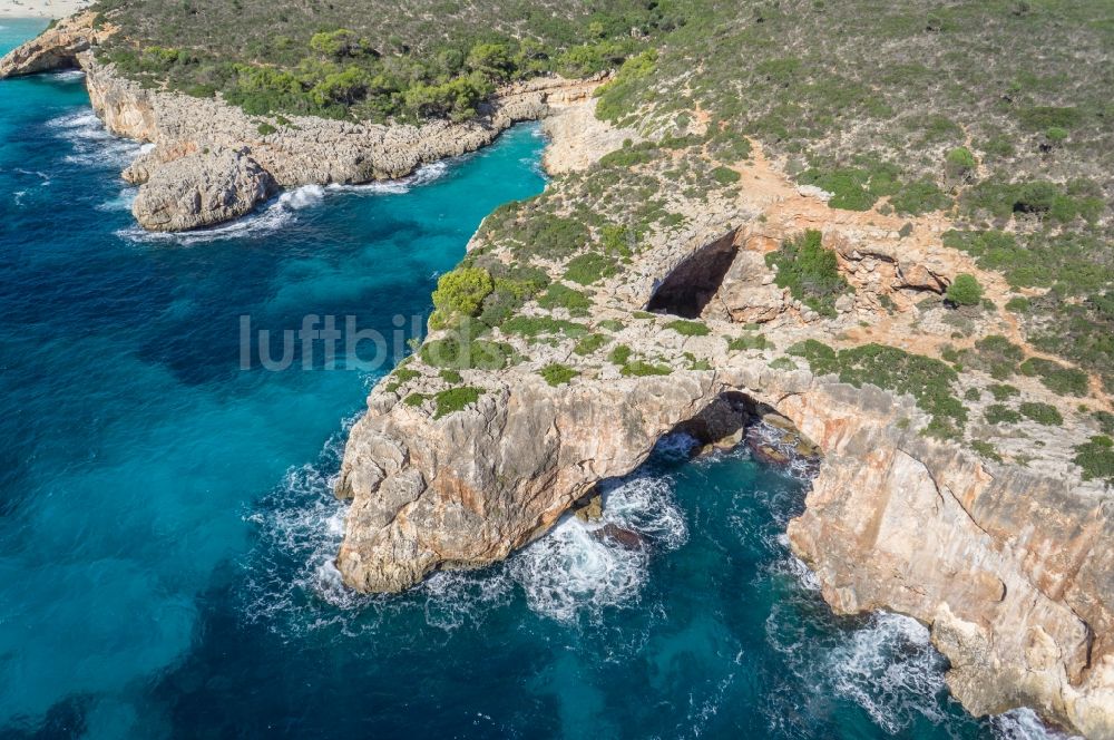 Luftbild Manacor - Felsenlandschaft mit Steilküste von Manacor an der Mittelmeerküste der der spanischen Baleareninsel Mallorca in Spanien
