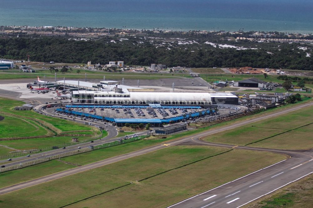 Luftaufnahme Salvador - Flughafengelände, Rollbahnen und Terminals des International Airport in Salvador in der Provinz Bahia in Brasilien