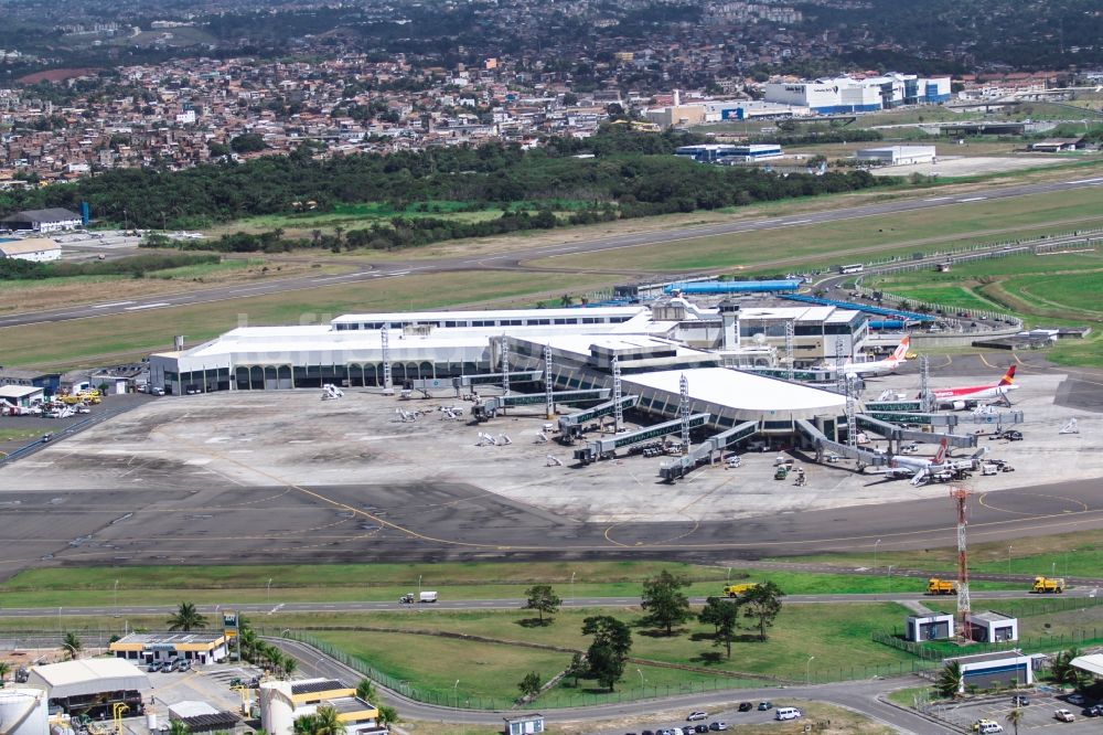Salvador von oben - Flughafengelände, Rollbahnen und Terminals des International Airport in Salvador in der Provinz Bahia in Brasilien