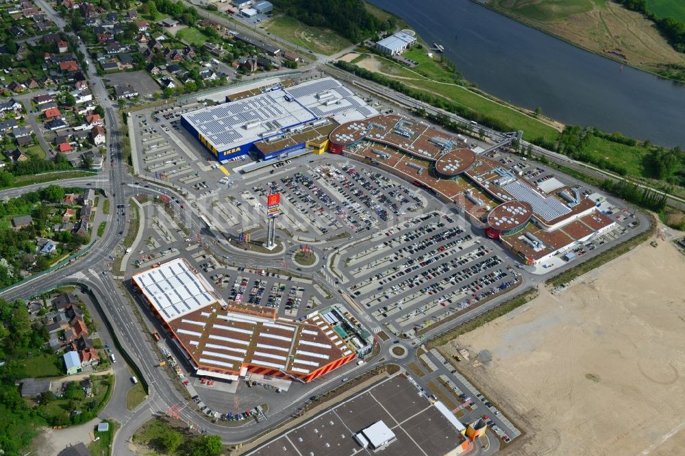 Luftaufnahme Dänischburg, Lübeck - Gebäude des Einkaufszentrum des IKEA - Möbel- und Einrichtungshauses in Dänischburg, Lübeck im Bundesland Schleswig-Holstein