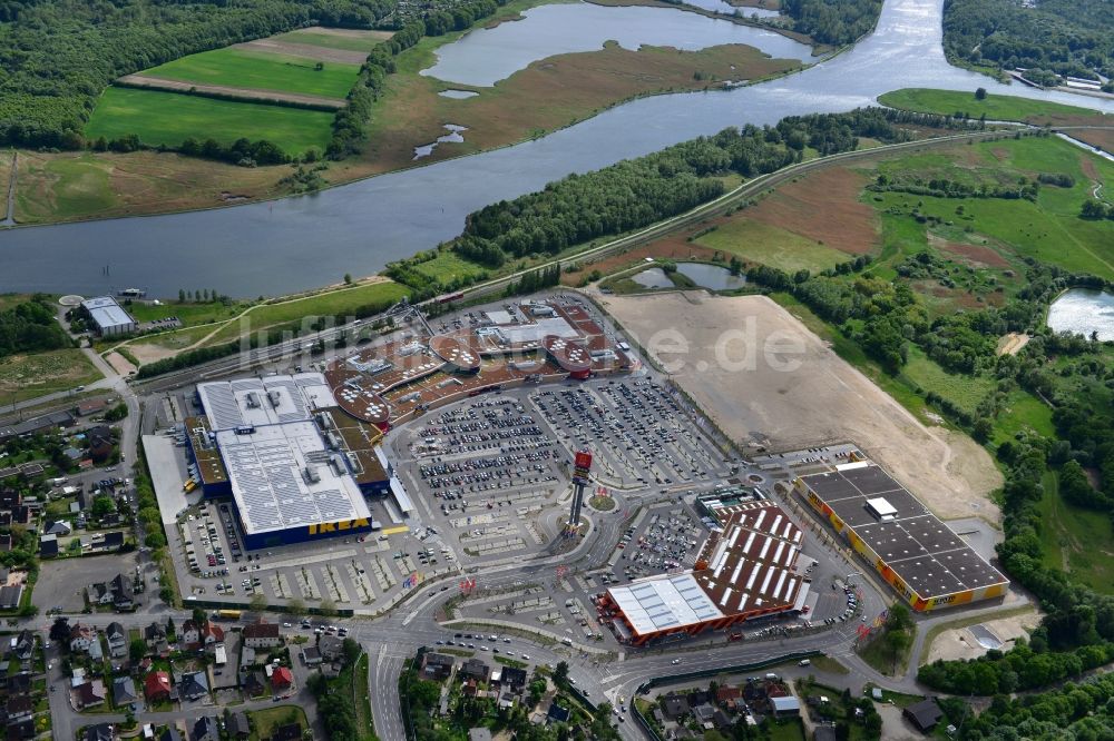 Luftbild Dänischburg, Lübeck - Gebäude des Einkaufszentrum des IKEA - Möbel- und Einrichtungshauses in Dänischburg, Lübeck im Bundesland Schleswig-Holstein