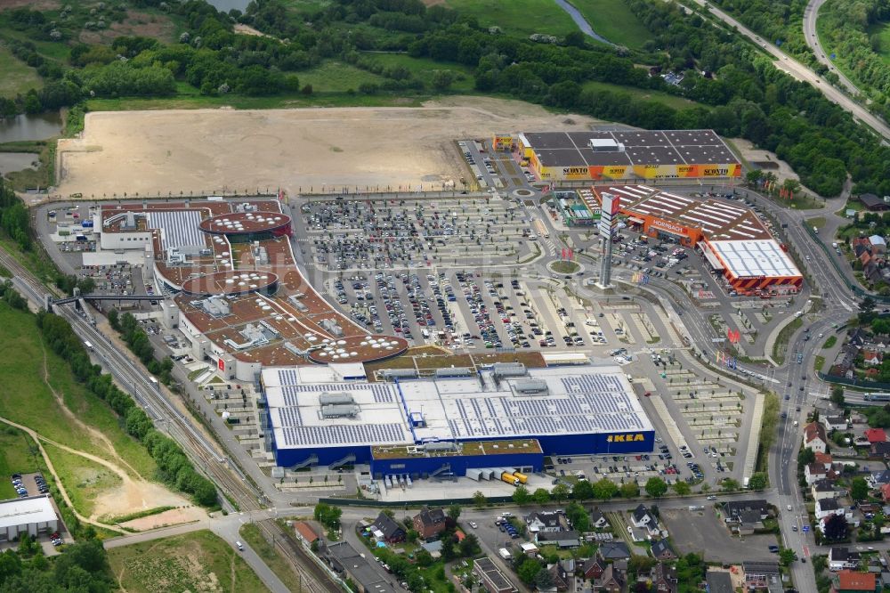 Luftbild Lübeck - Gebäude des Einkaufszentrum des IKEA - Möbel- und Einrichtungshauses in Dänischburg, Lübeck im Bundesland Schleswig-Holstein
